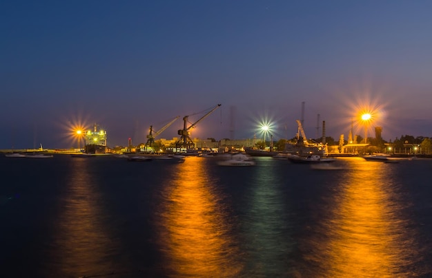 El puerto industrial de noche