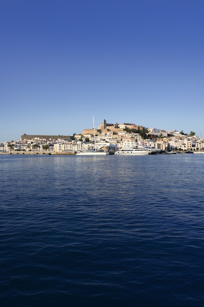 Puerto de la isla de ibiza en el mar mediterráneo