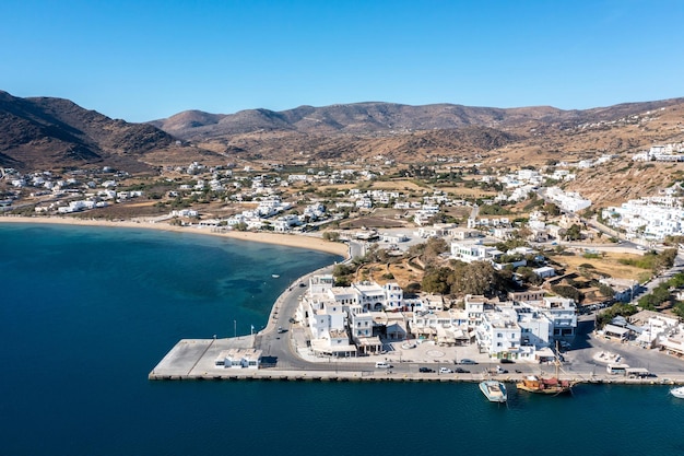 El puerto de la isla de Nios, destino de verano de las Cícladas, Grecia