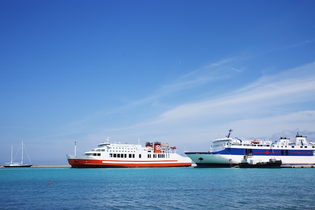 Puerto, isla de Zakinthos, Grecia. Gran crucero.