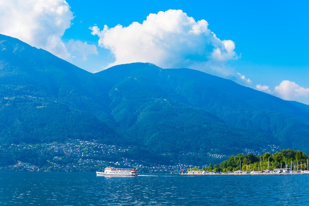 Puerto de Locarno con barcos Suiza