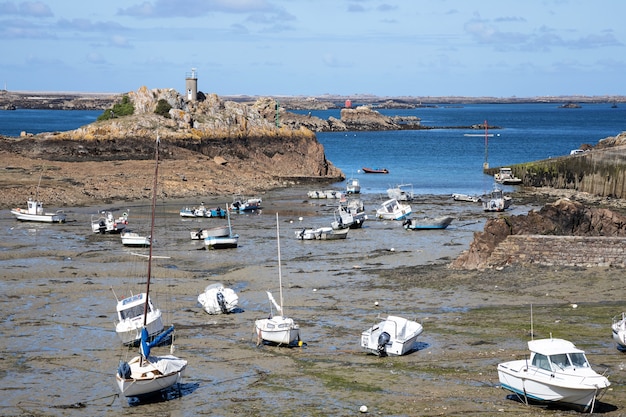 Puerto de Loguivy con barcos blancos