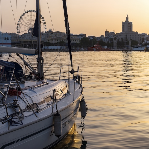 Puerto de málaga al atardecer