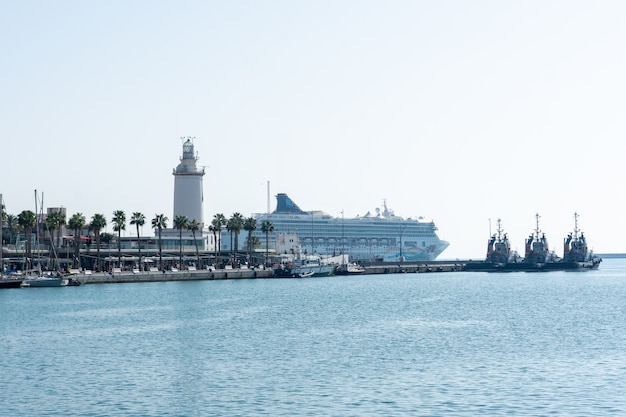 Puerto de Málaga con el faro y el crucero de pasajeros al fondo.
