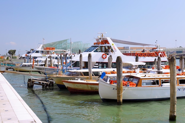 Puerto marítimo de amarre marino en Venecia