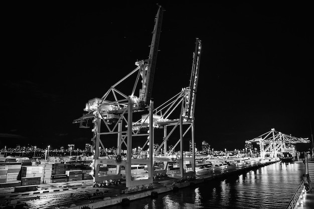 Puerto marítimo con astillero de grúas iluminado por la noche Miami USA
