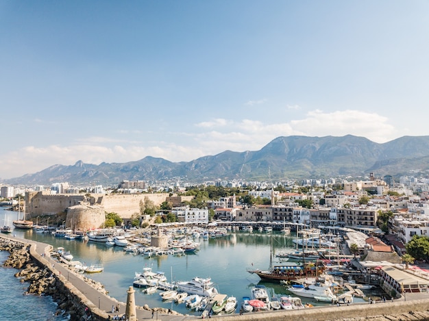 El puerto marítimo y el casco antiguo de Kyrenia (Girne) es una ciudad en la costa norte de Chipre. 2020