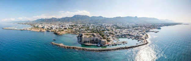 El puerto marítimo y el casco antiguo de Kyrenia (Girne) es una ciudad en el norte