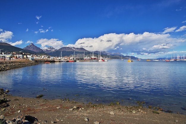 Puerto marítimo de la ciudad de Ushuaia en Tierra del Fuego, Argentina