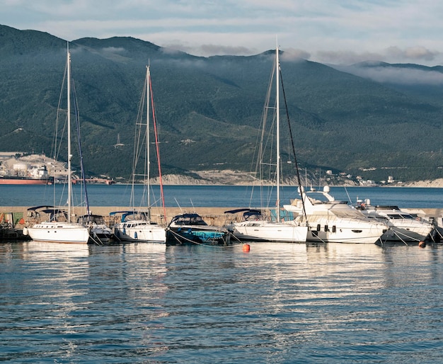 Foto puerto marítimo con grupo de yates y veleros anclados