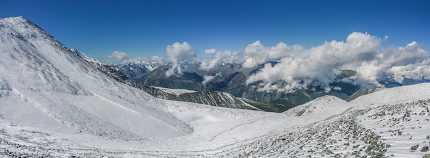 En un puerto de montaña, laderas y picos nevados