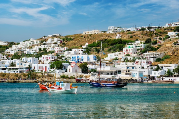 Puerto de Mykonos con barcos de pesca y yates y embarcaciones grecia