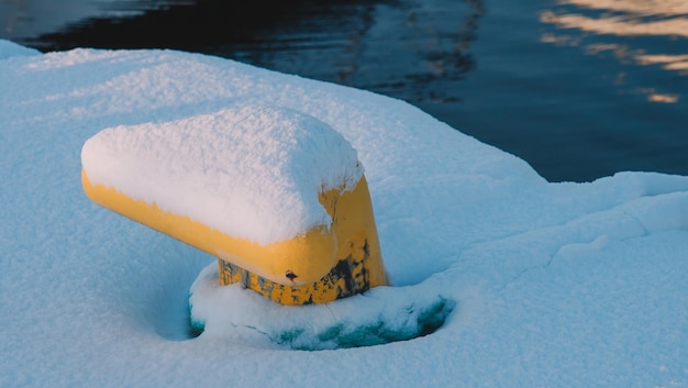 Puerto en la nieve. puerto y barco