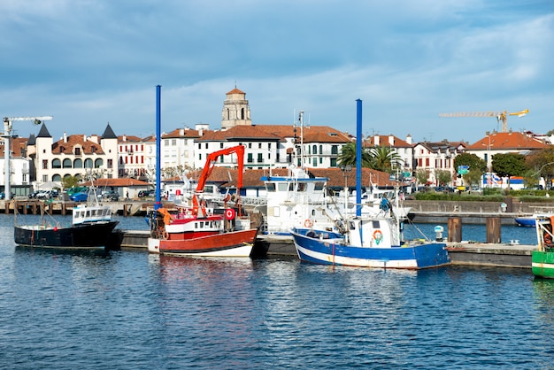 Puerto pesquero de San Juan de Luz en el País Vasco, Francia