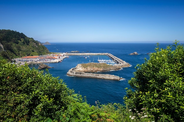 Puerto y pueblo de Cudillero en Asturias España