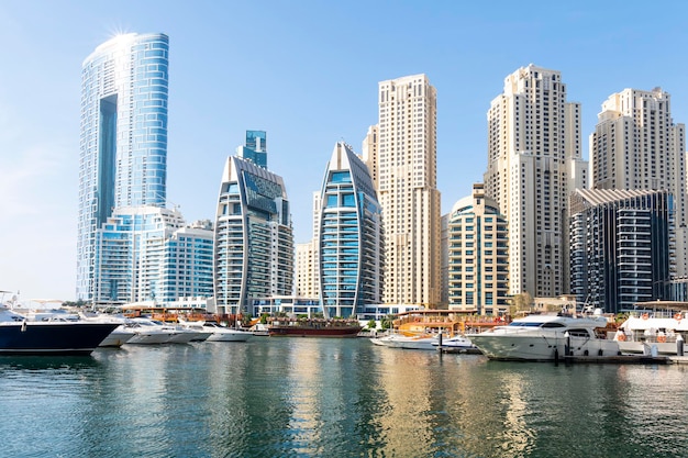 Puerto de rascacielos de Dubai Marina con yates de lujo y paseo marítimo de Dubai, Emiratos Árabes Unidos