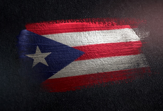 Puerto Rico-Flagge gemacht von der metallischen Bürsten-Farbe auf dunkler Wand des Schmutzes