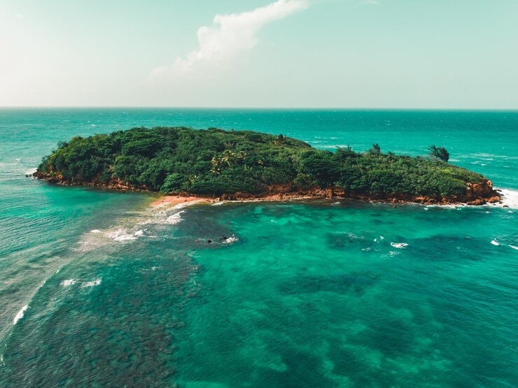 Foto puerto rico hermosa isla de las palomas lado norte con aguas azul aguamarina