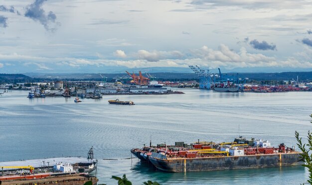 Foto puerto de tacoma con barcos y industria