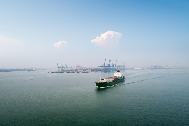 El puerto de tianjin y el buque portacontenedores salen del puerto
