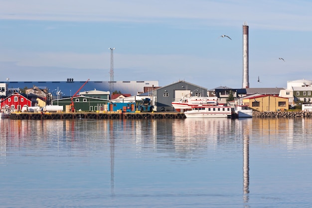 Puerto típico de Islandia con barcos de pesca