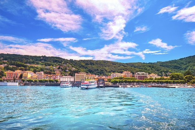 El puerto de transbordadores de Stresa y el horizonte en el lago Maggiore, Piamonte, Italia