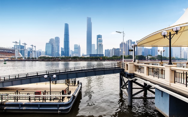 Puerto turístico y horizonte urbano en Guangzhou, China