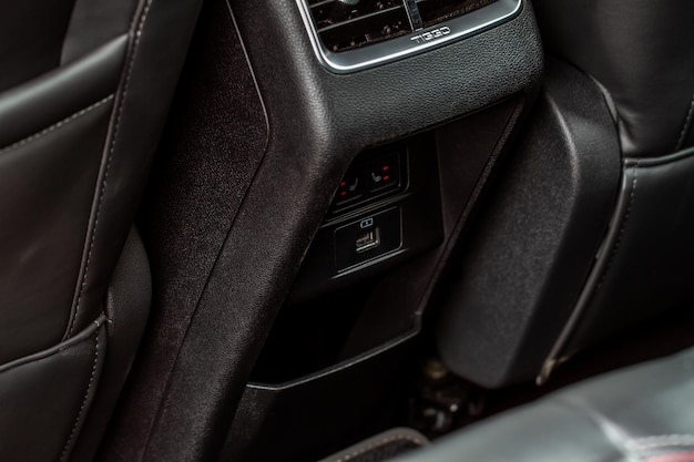 Puerto USB para automóvil abierto en el automóvil para conectar el dispositivo. Salida de energía del cargador usb vista cercana. Interior del coche.