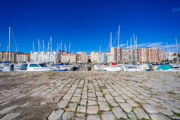 Puerto Velero en Santander (Cantabria, España). Puerto recreativo con motor y veleros. Vista parcial de la ciudad.