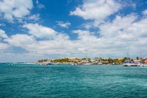 Puerto con veleros y barcos en la isla de Isla Mujeres en el Mar Caribe Cancún Yucatán México