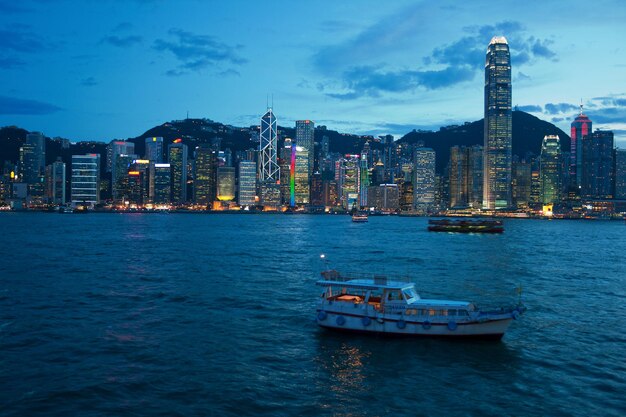 Puerto Victoria en Hong Kong por la noche
