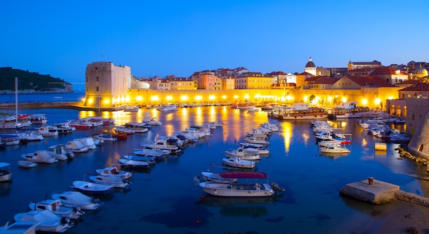 Foto puerto viejo de dubrovnik en la noche, croacia