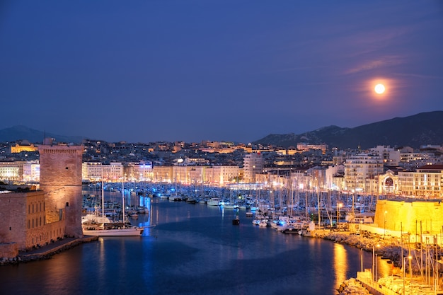 El puerto viejo de Marsella y el fuerte saintjean en la noche marsella francia