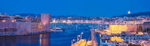 El puerto viejo de Marsella y el fuerte saintjean en la noche marsella francia