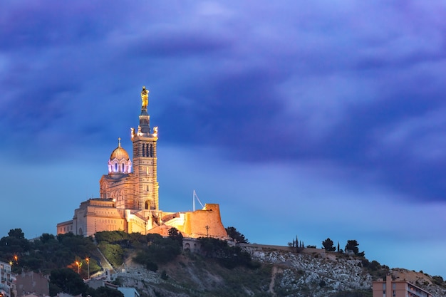 Puerto Viejo de noche y la Basílica de Notre Dame de la Garde en el fondo, en la colina, Marsella, Francia