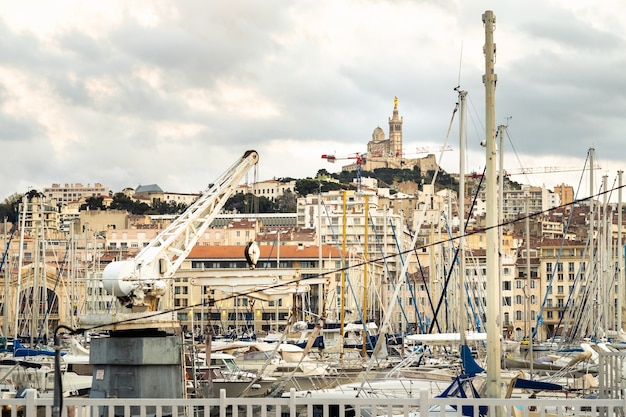 Puerto viejo con yates en la ciudad de Marseille.France.