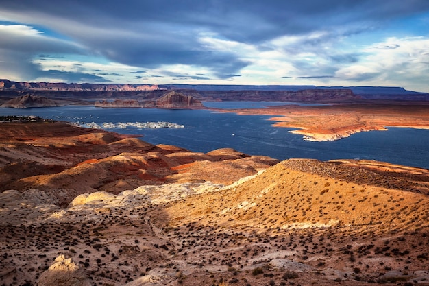 Puerto para yates blancos en el lago Powell. Estados Unidos