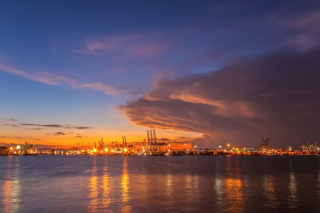 Foto puertos marítimos a la luz de la mañana.