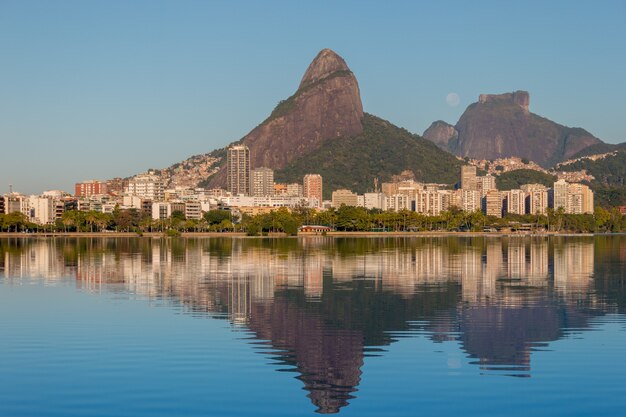 Puesta de la luna cerca de la piedra de Gavea en Río de Janeiro, Brasil.