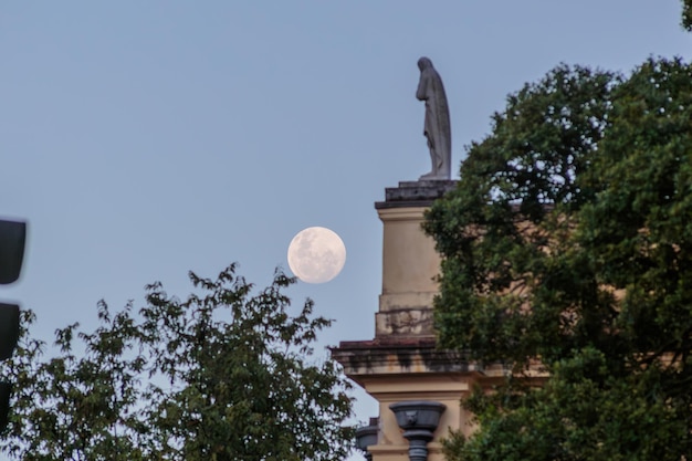 puesta de la luna en el cielo de Río de Janeiro Brasil