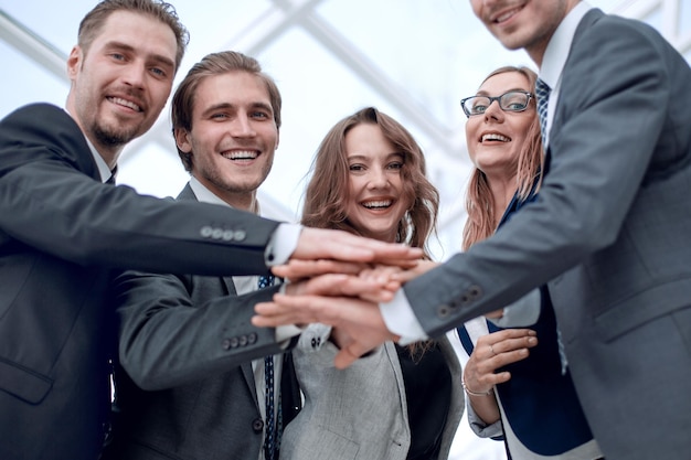 Foto puesta en marcha gente de negocios trabajo en equipo cooperación manos juntas