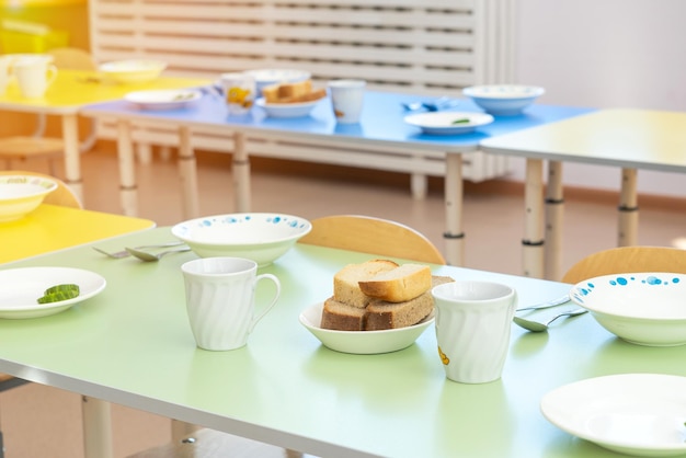 Puesta de la mesa antes de las comidas jardín de infantes en Rusia