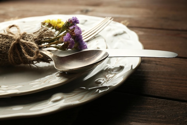 Puesta de la mesa de verano en estilo rústico