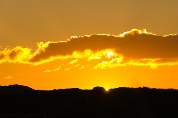 Puesta de sol en las afueras de Berlín El cielo parece arder