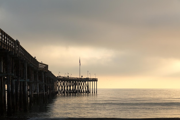 Puesta de sol al anochecer Ventura pier California