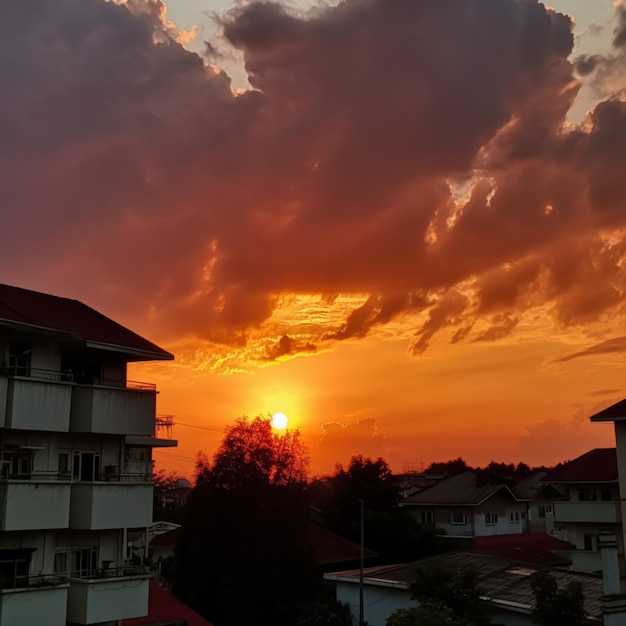 Una puesta de sol con algunas nubes en el cielo.