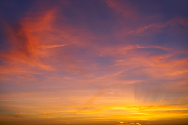 Puesta de sol amanecer cielo dramático naranja nubes