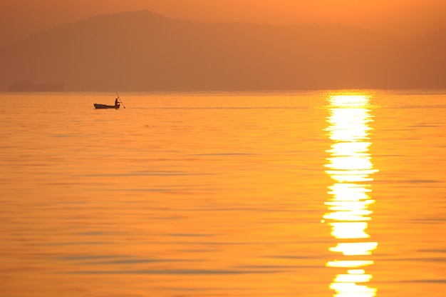 Puesta de sol amanecer mar barco