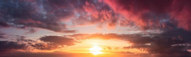 Puesta de sol amarilla y cálida desde nubes grises Panorama del espectacular cielo nocturno sobre el horizonte