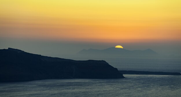 Puesta del sol anaranjada en Oia, Santorini, Grecia